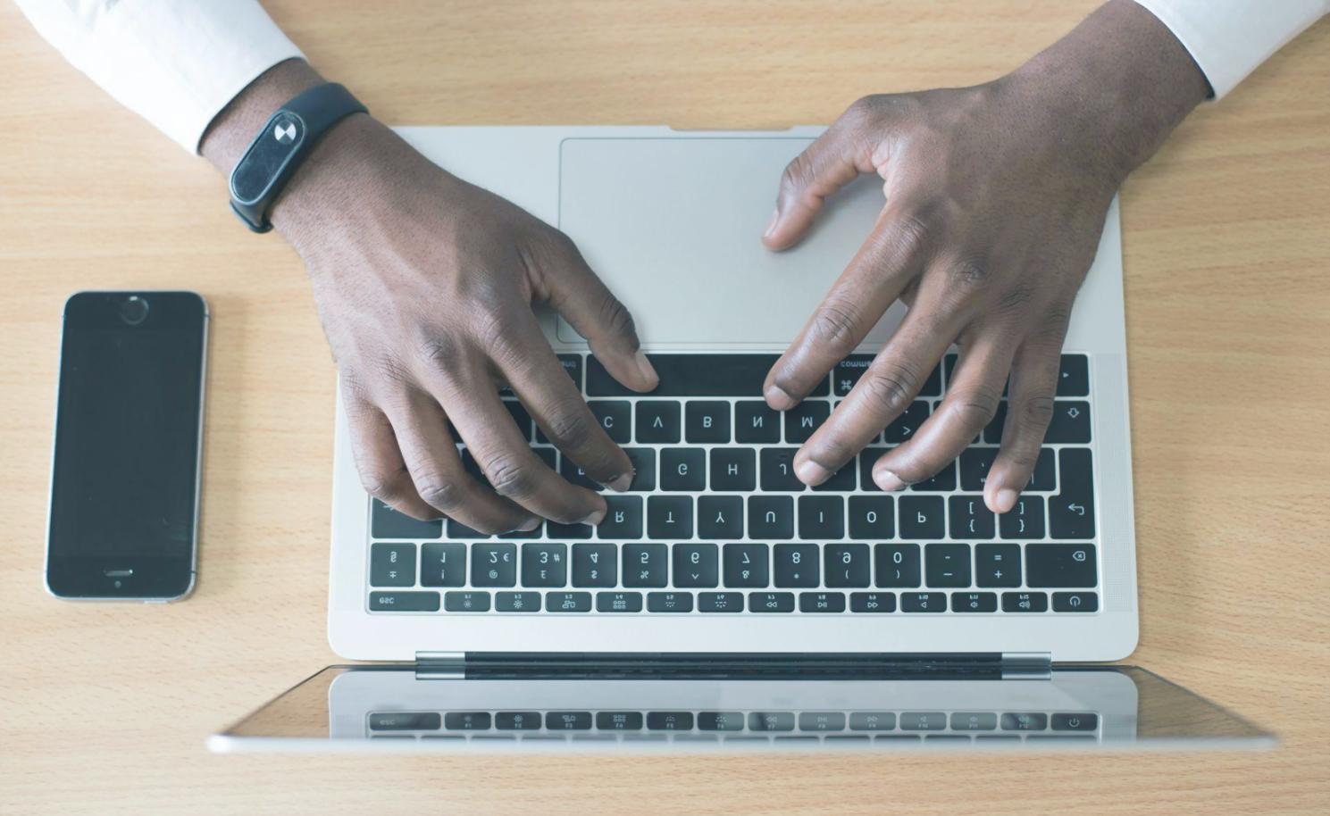 Espace de travail avec analyses de marché et documents stratégiques saisonniers